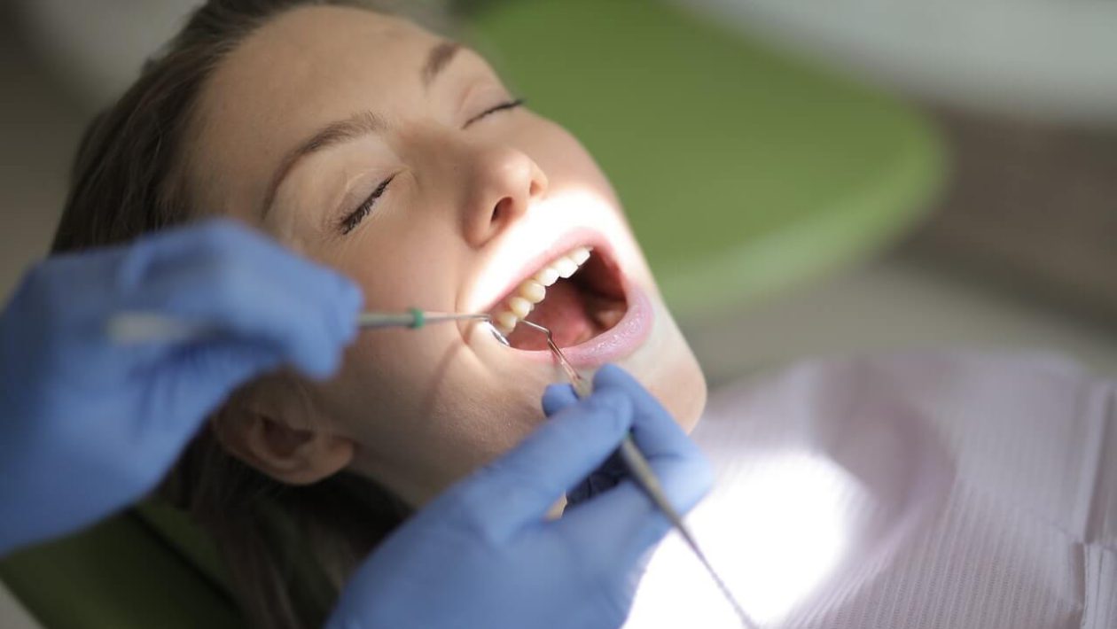 Odsłonięcie zęba zatrzymanego - czy boli
