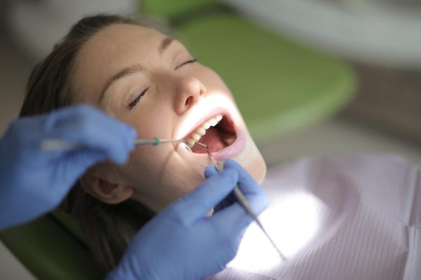 Odsłonięcie zęba zatrzymanego - czy boli